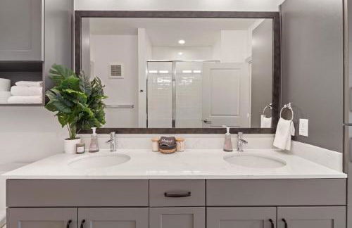 Polished Contemporary 2BR 2BA Private Balcony - Foto 14