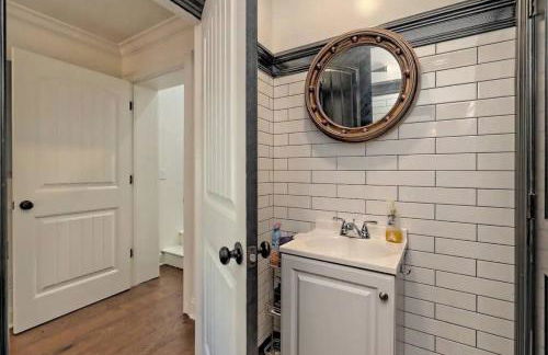 King Bed Bungalow Just Feet from Historic Main Street - Foto 23