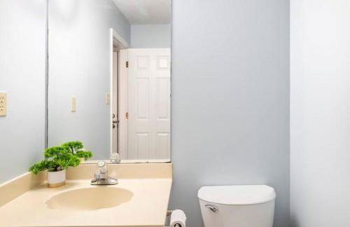 King Bed_Cozy Urban Retreat-Central Memphis - Foto 12