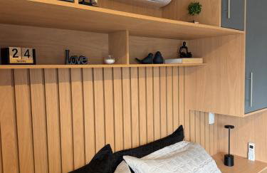 Studio 63 novo, luxuoso e completo com ar condicionado e cama Queen Size - Centro Mogi - Até 4 Pessoas - Foto 6