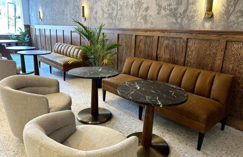 West Market Square View, Historic Hotel DTWN, King Bed, Room # 401 - Foto 14