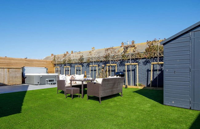 Designer Family Escape Hot Tub Steps to Beach - Photo 55