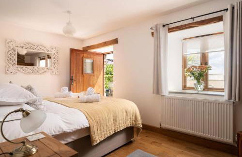 Corn Barn at East Trenean Farm -Luxury Cornish Barn Conversion sleeping 8 with hot tub, private garden, rural views and EV facilities - Foto 33