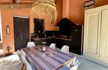 MAS DE VILLE AVEC PISCINE DANS SON COCON DE VERDURE - ESPRIT INDUSTRIEL - Photo 4