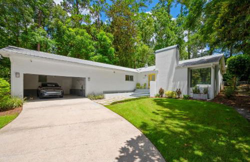 UF SUNSHINE HOUSE - Patio & BBQ - Chef Kitchen - EV Car Station - Upscale Neighborhood! - Foto 30