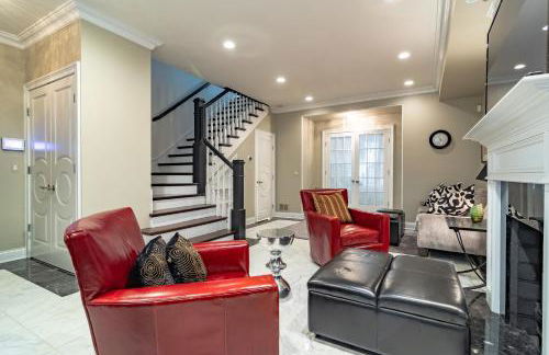 Luxurious Gold Coast 4BR 4-Story Villa with Parking Sleeps 12 Guests - Photo 14