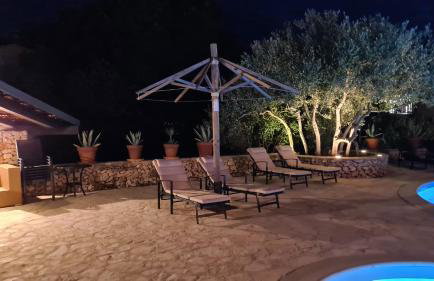 Red House Apartment With Swimming Pool - Photo 26