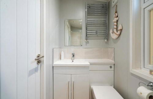 Silverdale Lodge, HotTub, Wi-FI, Quiet & Sleeps 4 - Foto 17