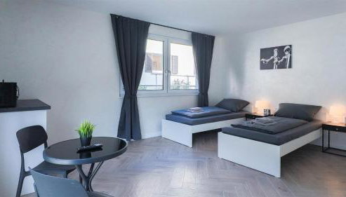 ALFA Stuttgart Doppelzimmer mit Teeküche und Terrasse Porsche Bosch l Gemeinschaftsbad WIFI SmartTV l Double room with kitchenette and terrace l shared bathroom BS21A5 - Foto 2