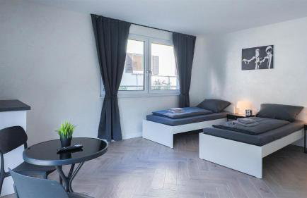 ALFA Stuttgart Doppelzimmer mit Teeküche und Terrasse Porsche Bosch l Gemeinschaftsbad WIFI SmartTV l Double room with kitchenette and terrace l shared bathroom BS21A5 - Foto 2