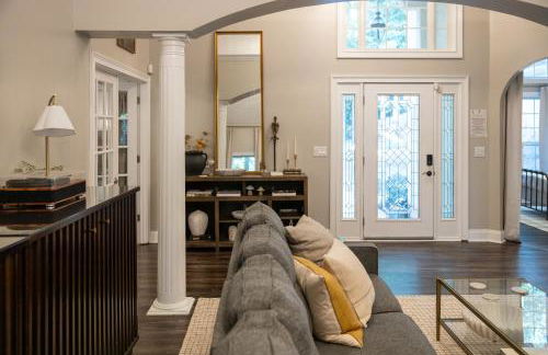 Sink into the Luxe Corner Tub at an Upscale, Spacious Home - Foto 11