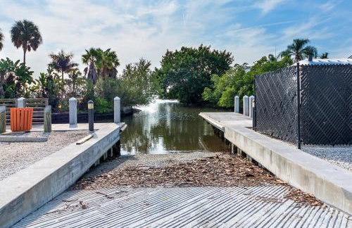 Cheerful residential home with boat launch access - Foto 16