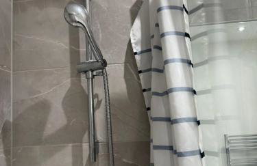 Stylish Luxury New Built Apartment - Photo 10