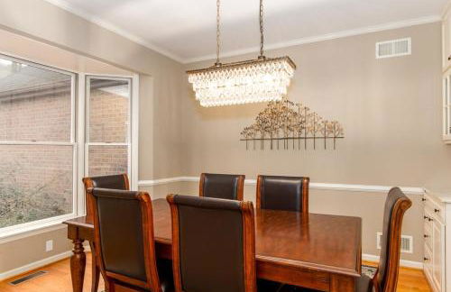 Secluded 4 bedroom with hot tub minutes from campus - Foto 18