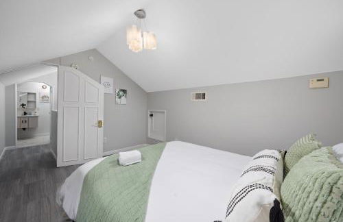 Pasadena Charming Vacation Home with Hot Jacuzzi - Photo 19