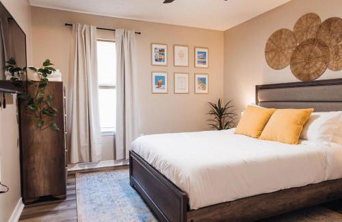 Golden Hour Getaway- Guest Favorite, 2 Min to Beach, Seasonal Pool & Arcade - Foto 31