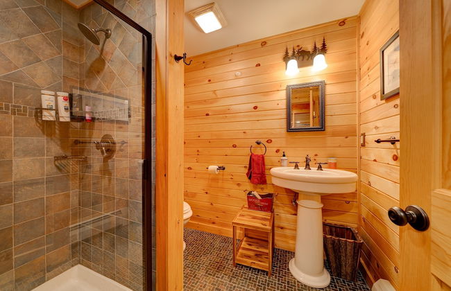 Mount Snow Cabin with Private Hot Tub by RedAwning - Foto 27