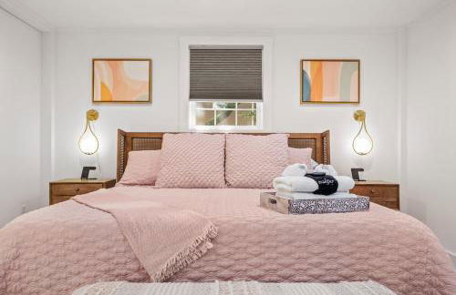 Couples Retreat with Hot Tub, Beach Cruisers, Spa Bath - Foto 4