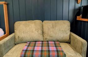 Boutique Shepherd Hut w Private Garden & Outdoor Bath - Photo 4