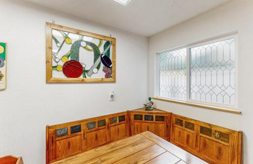 2 Mi to Campus! Family Home with Game Room in Eugene - Photo 7