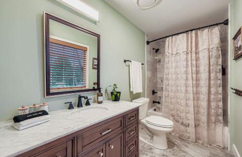 Elegant & Spacious Family Gem with Games, Office, Yard - Foto 6