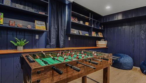 3-Bedroom House Near Notre Dame with Parking - Photo 2, Game Room