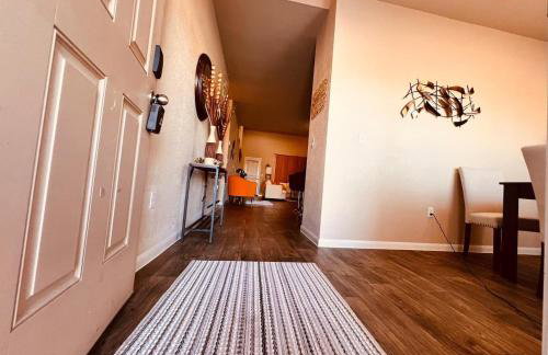 Spacious 4BR Home w Game Room Office Backyard - Foto 60