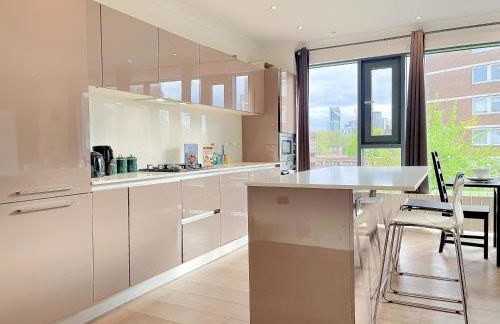 Sleek 3-bedroom flat with Balcony, Lift access, FREE WiFi in Southwark, Borough near The Shard by NourNest Apartments - Foto 12