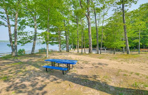 12 Mi to Skiing Manistee Lake Cottage with Fire Pit - Foto 29
