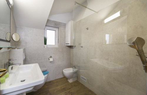 Villa Vision with Heated Pool & Jacuzzi in Sestanovac - Foto 19