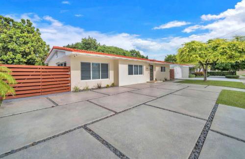 Tropical Park Oasis Peaceful Miami Family Home - Photo 32