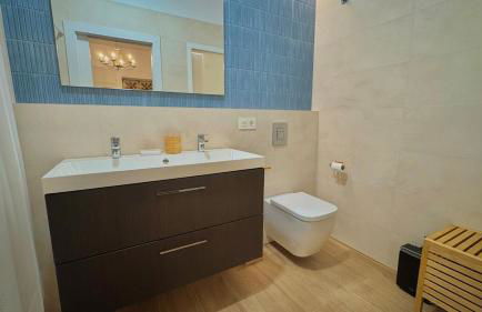 Stunning Home, AC, Beach, Backyard, 4 BR - Photo 24