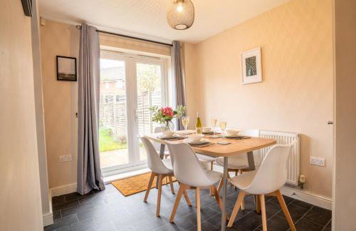 Central location -3 Beds, 2 baths , off-street parking, fast Wifi, sleeps 7 - Foto 11