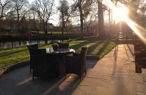 Lovely Riverside Holiday Home - Foto 7