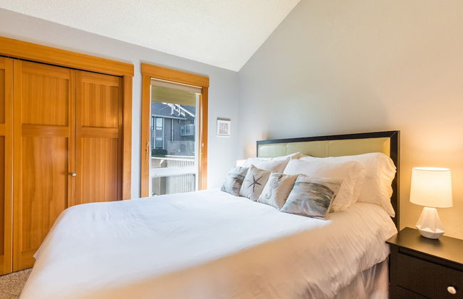 Coastal Chic Beach Condo by Avantstay Balcony - Photo 4