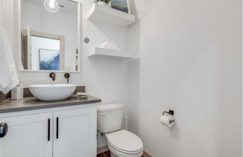 Stylish townhome near AT&T Stadium, Globe Life, Six Flags & More - Photo 13