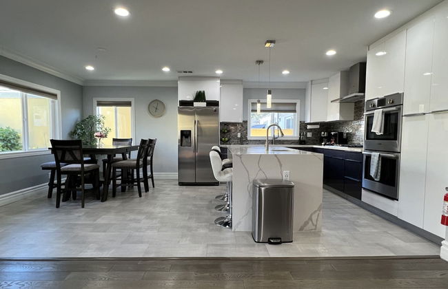 Upscale Modern 4BR Torrance House Built 2018 w Garage Fenced Yard Patio p79 - Foto 1