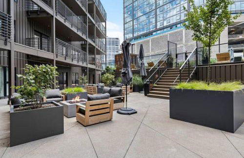 Skyline View, Pool, Gym, Balcony's, Walk to BWay! - Foto 20