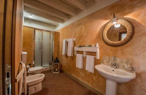 Elegant And Refined Villa With A Beautiful Blue Pool - Photo 7