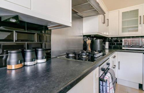 Westfield House, 2BR Sleeps 6, Oldham - Photo 13