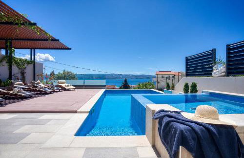 LUXURY VILLA PARADISE 120m from sandy beach, heated pool, billiard, max 12 pax - Foto 1