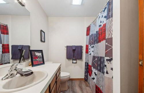 Large 2 Floor Condo, Pool Pass, Beach Club, walk to Shanty Creek - Foto 27