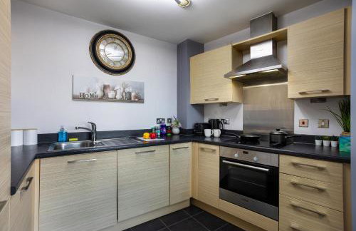 Vista Verde - Luxury City Penthouse 2BR - Sleeps up to 6 - Parking - Photo 23