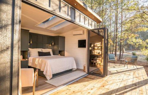 Luxury tiny house with hot tub and private deck! - Foto 9