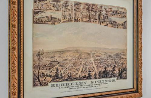 The Manor - Historic Mansion, Wifi, Covered Porch, Screen Porch, King Bed, Walk to Spas, Shops & Restaurants - Foto 74