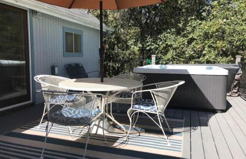 Near Yosemite Bass Lake Cabin with Hot Tub, Lake View, Pet Friendly - Photo 5