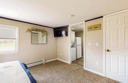 Close to Lake George! Couples Retreat with Pool - Foto 23