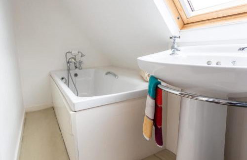 Cosy 4-Bed Cottage in Kirk Yetholm by MCPI Hosting, Perfect for Families & Holidaymakers - Foto 35