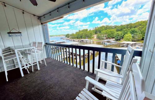 F Lakefront! Remodeled, Sleeps 4, Boat Slip, Patio, WiFi, Cable, Pool - Foto 1