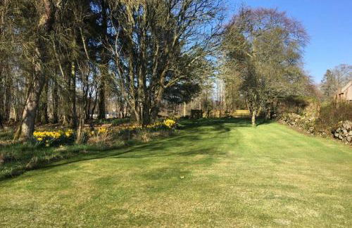 Serene Countryside Home with Manicured Gardens - Foto 27